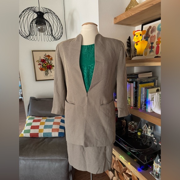 Emanuel Ungaro Women's Tan Jacket & Skirt Suit Set - Picture 7 of 10